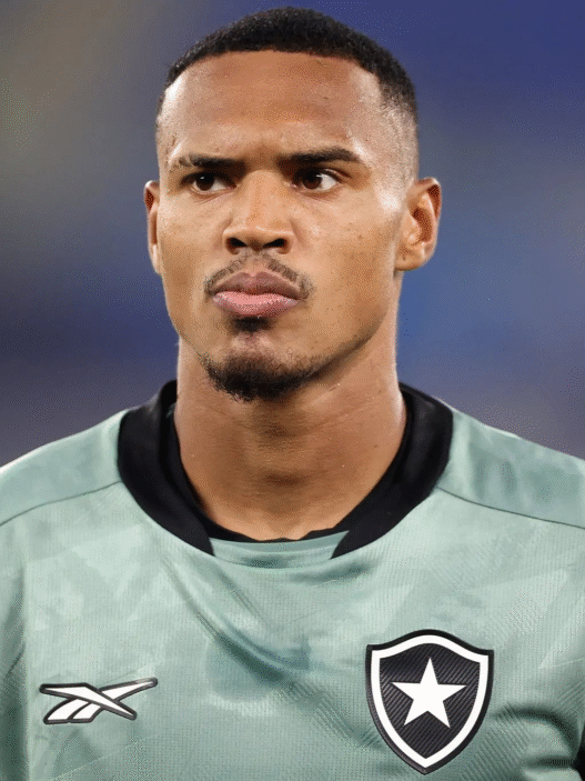 John acerta saída do Botafogo e está perto de reforçar o West Ham