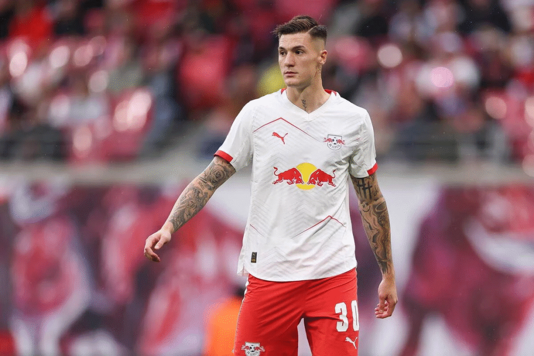 Benjamin Sesko escolhe o Manchester United e recusa proposta milionária do Newcastle