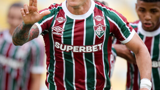 Cano brilha no reencontro com Zubeldía e Fluminense volta a vencer o Botafogo após mais de dois anos