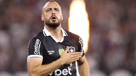 Arthur Cabral, do Botafogo, pede compreensão ao torcedor