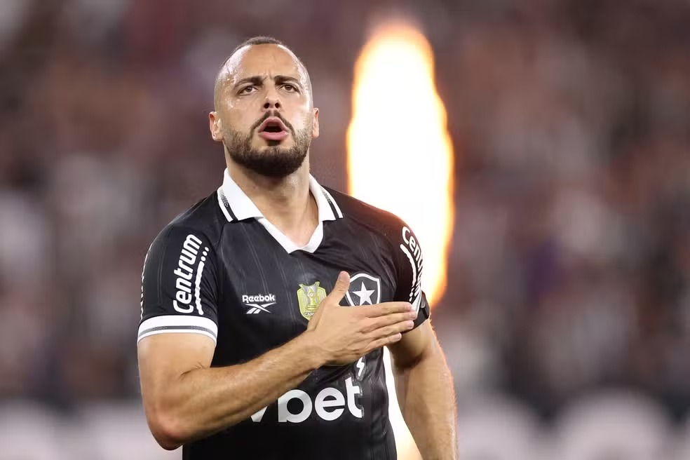 Arthur Cabral, do Botafogo, pede compreensão ao torcedor