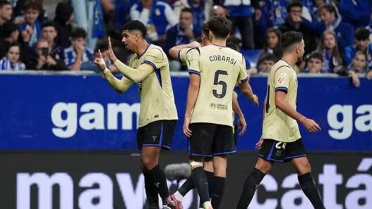 Barcelona vence de virada e encosta no Real