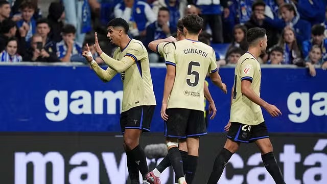 Barcelona vence de virada e encosta no Real