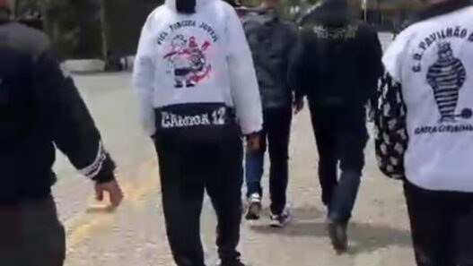 Torcida do Corinthians entra em CT e cobra resultados