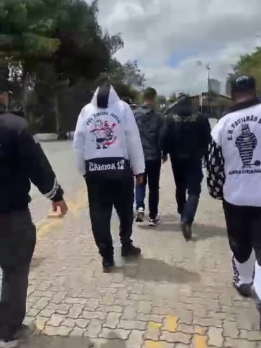 Torcida do Corinthians entra em CT e cobra resultados