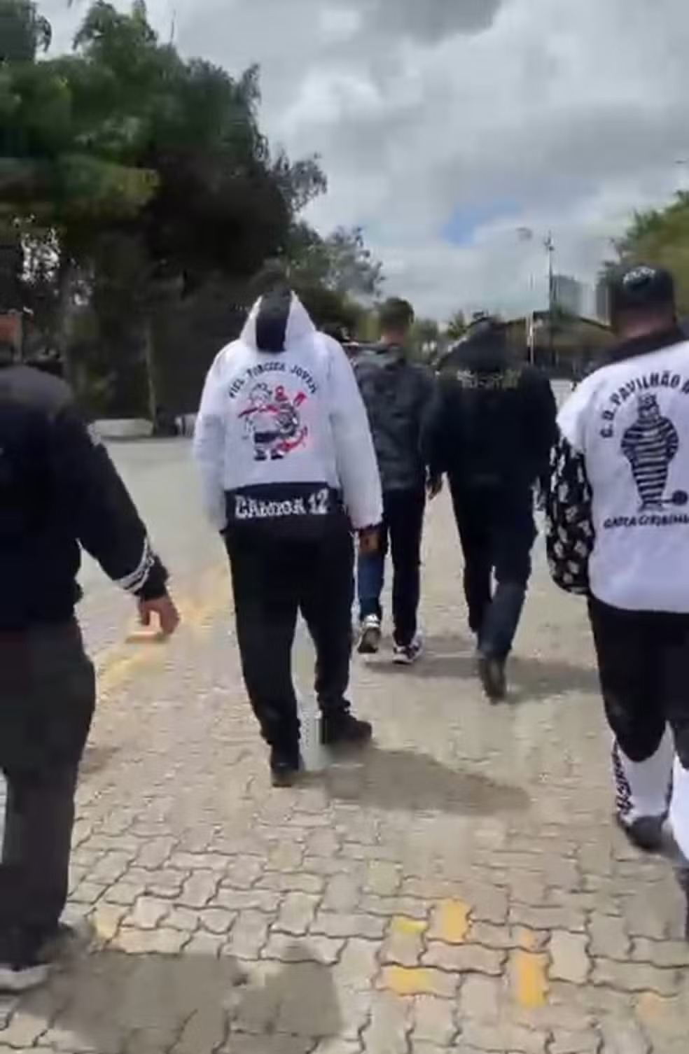 Torcida do Corinthians entra em CT e cobra resultados