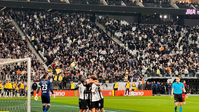 Corinthians vence o Athletico e aguarda Cruzeiro ou Galo, na semifinal
