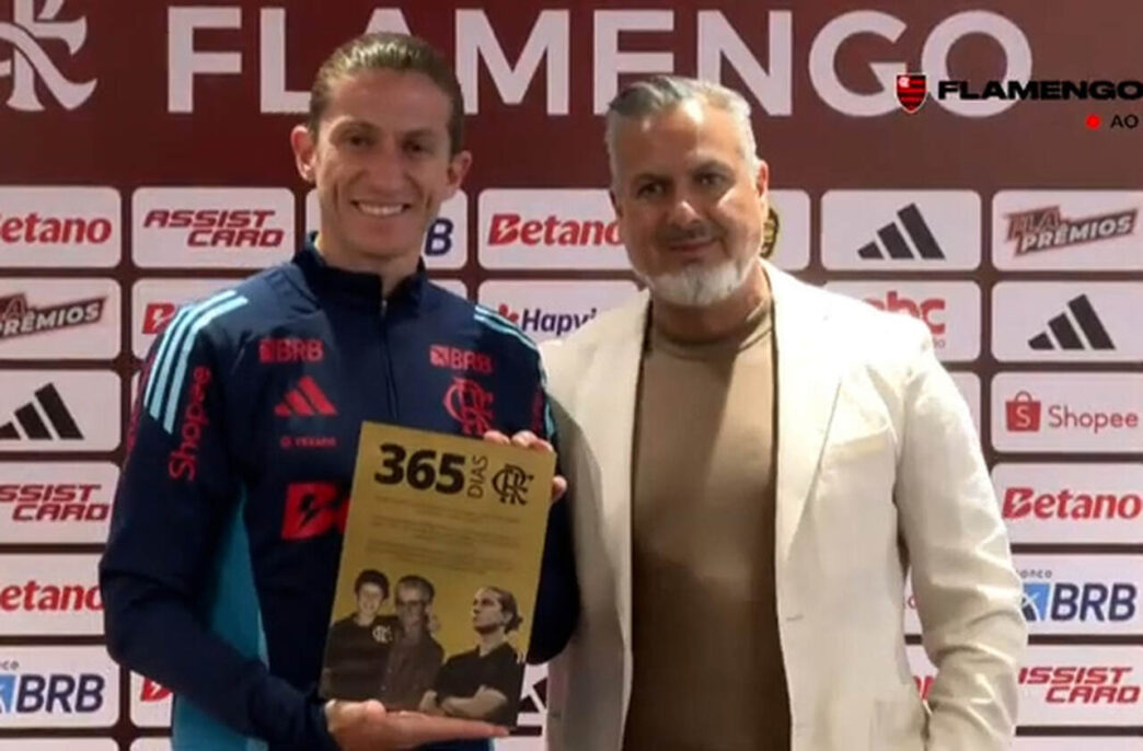 Filipe Luís recebe homenagem do Flamengo e manda recado para a diretoria