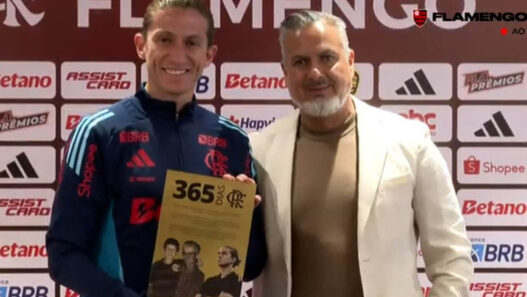 Filipe Luís recebe homenagem do Flamengo e manda recado para a diretoria