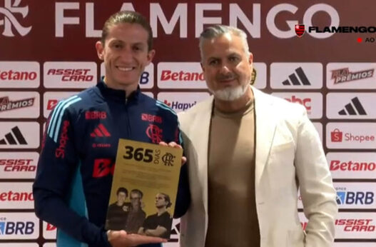 Filipe Luís recebe homenagem do Flamengo e manda recado para a diretoria