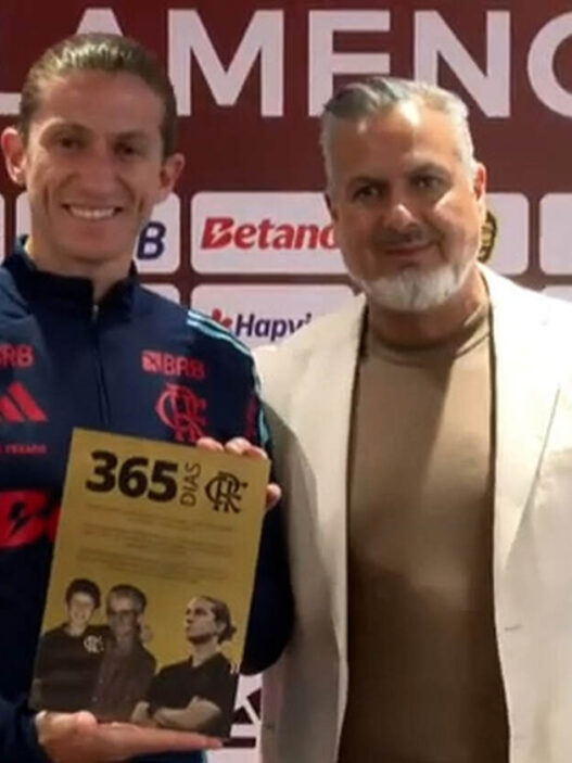 Filipe Luís recebe homenagem do Flamengo e manda recado para a diretoria