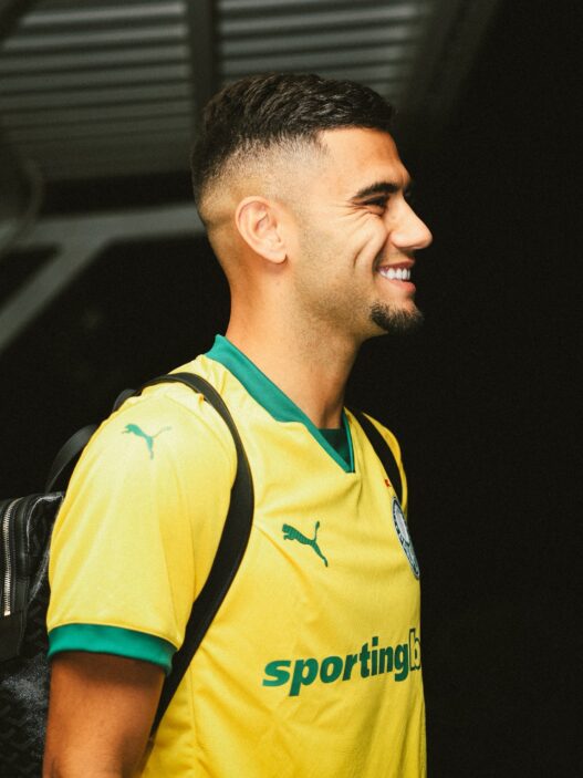 Andreas Pereira desembarca no Brasil e é integrado ao elenco do Palmeiras