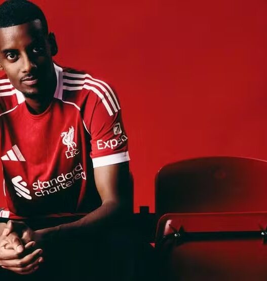 Novo atacante do Liverpool se defende de críticas: "Não posso controlar tudo"