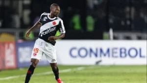 Vasco busca aliviar folha e negocia saídas de três jogadores