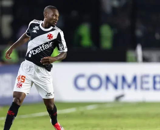 Vasco busca aliviar folha e negocia saídas de três jogadores