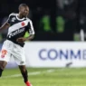 Vasco busca aliviar folha e negocia saídas de três jogadores