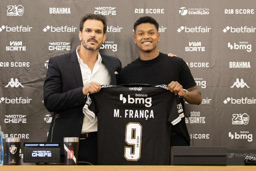 Matheus França é apresentado no Vasco, revela posição favorita e esquece passado no rival