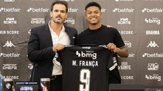 Matheus França é apresentado no Vasco, revela posição favorita e esquece passado no rival