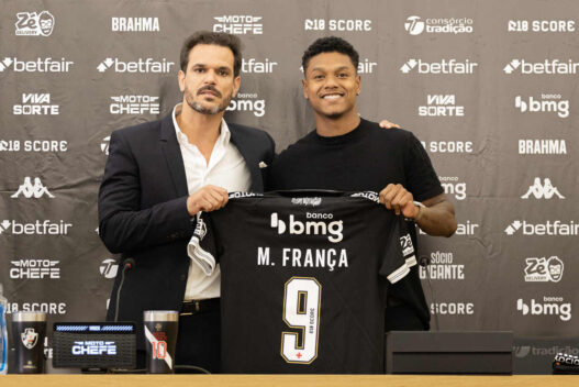 Matheus França é apresentado no Vasco, revela posição favorita e esquece passado no rival
