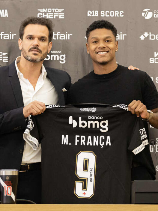 Matheus França é apresentado no Vasco, revela posição favorita e esquece passado no rival