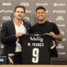 Matheus França é apresentado no Vasco, revela posição favorita e esquece passado no rival