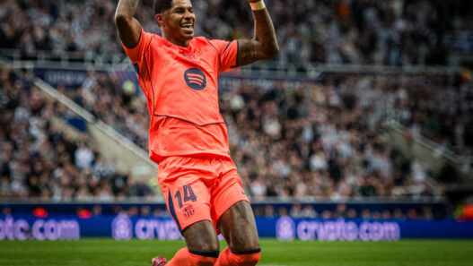 Rashford brilha, faz golaço e Barcelona começa Champions vencendo