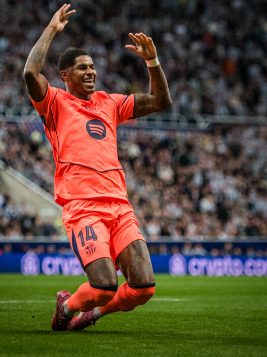 Rashford brilha, faz golaço e Barcelona começa Champions vencendo