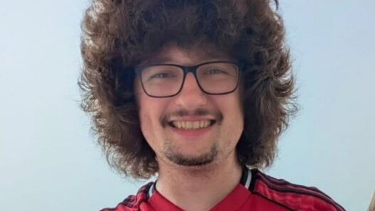 Torcedor do United conhecido por promessa de não cortar o cabelo é atacado na Inglaterra