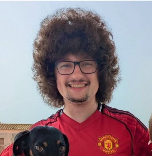 Torcedor do United conhecido por promessa de não cortar o cabelo é atacado na Inglaterra