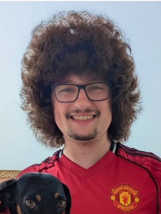 Torcedor do United conhecido por promessa de não cortar o cabelo é atacado na Inglaterra