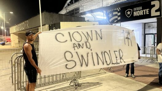 Torcida do Botafogo protesta contra Textor