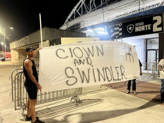 Torcida do Botafogo protesta contra Textor