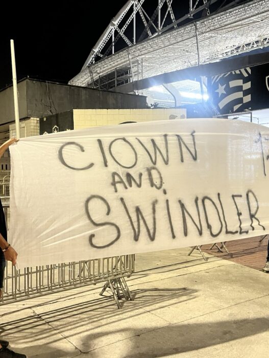 Torcida do Botafogo protesta contra Textor