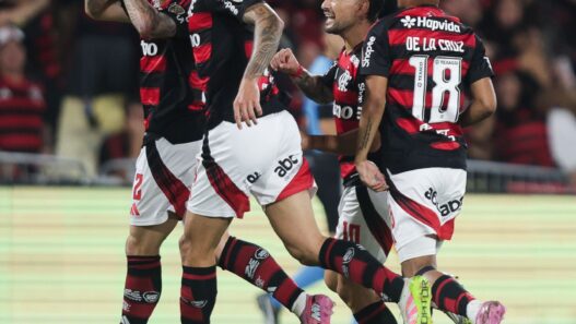 Pedro e Varela marcam, Flamengo vence e abre vantagem na Libertadores