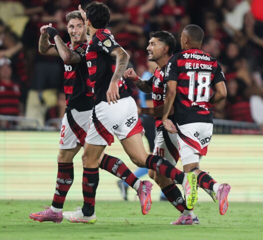 Pedro e Varela marcam, Flamengo vence e abre vantagem na Libertadores