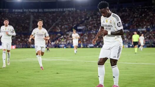 Vini Jr é defendido por ídolo do Real após episódio em clássico