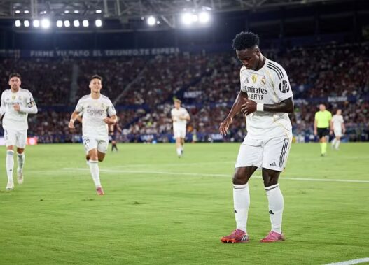 Vini Jr é defendido por ídolo do Real após episódio em clássico