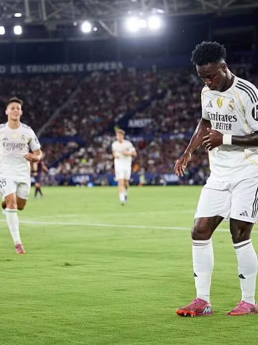 Vini Jr é defendido por ídolo do Real após episódio em clássico