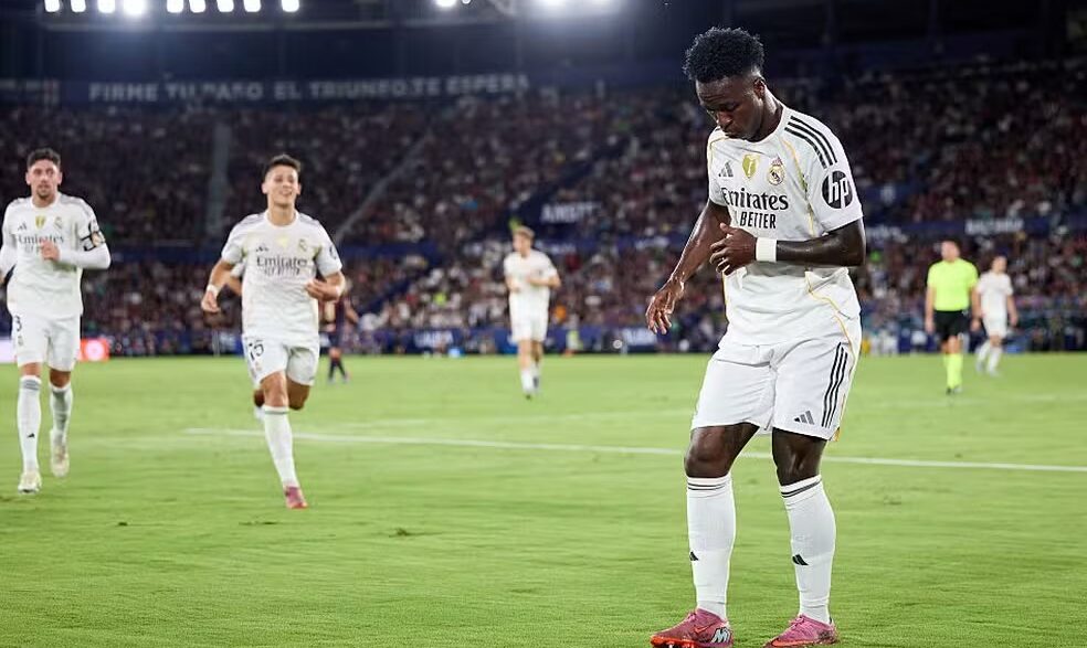 Vini Jr é defendido por ídolo do Real após episódio em clássico