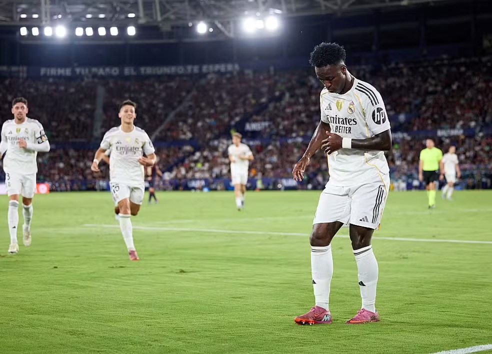 Vini Jr é defendido por ídolo do Real após episódio em clássico