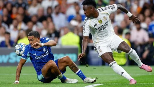 Xabi afirma que Vini Jr não deve "ficar ofendido" pelo banco no Real