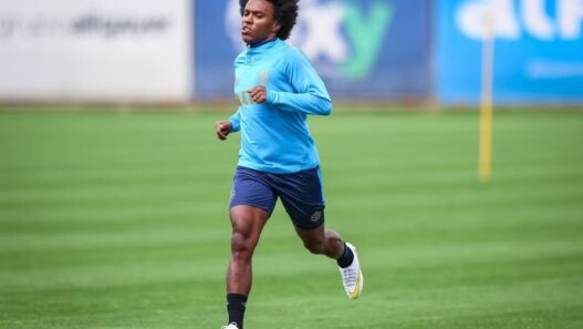 Willian realiza atividade no Grêmio e vira opção para Mano