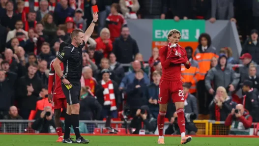 Liverpool vence, mas Arne Slot critica Ekitike após expulsão na Copa da Liga Inglesa
