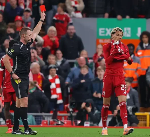 Liverpool vence, mas Arne Slot critica Ekitike após expulsão na Copa da Liga Inglesa