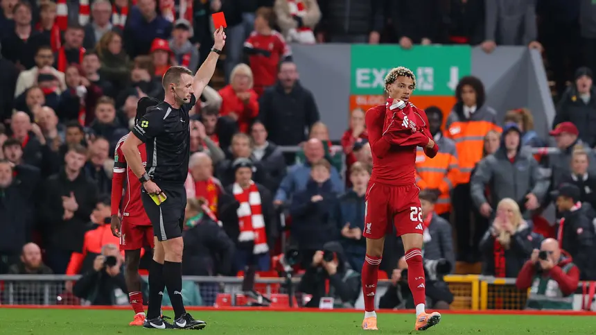 Liverpool vence, mas Arne Slot critica Ekitike após expulsão na Copa da Liga Inglesa