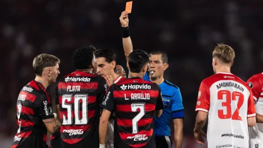 Conmebol admite erro em expulsão de Plata na vitória do Flamengo sobre o Estudiantes