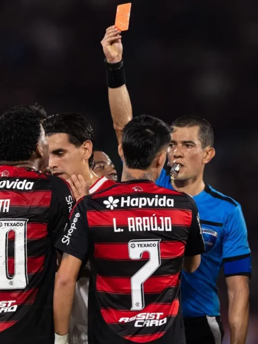 Conmebol admite erro em expulsão de Plata na vitória do Flamengo sobre o Estudiantes