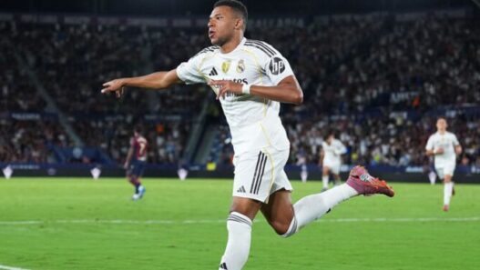 Real Madrid atropela Kairat com três gols de Mbappé