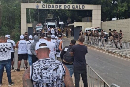 Torcida do Atlético cobra equipe no CT