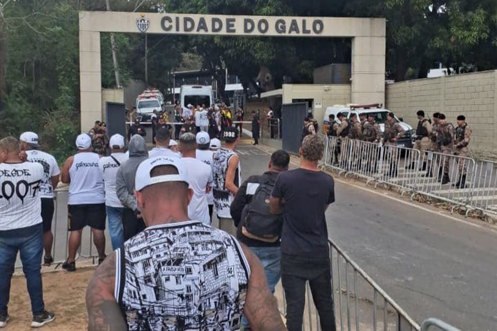 Torcida do Atlético cobra equipe no CT